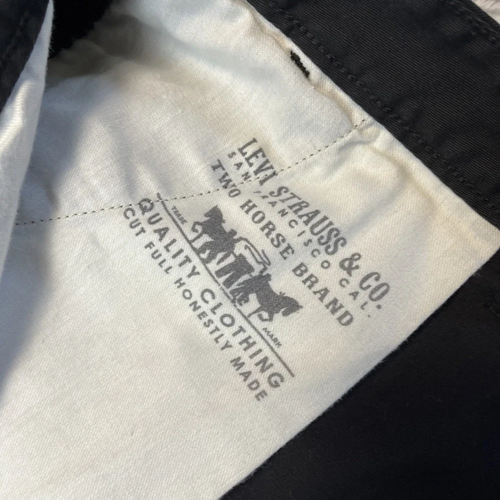 Levis Mens Carrier Cargo Shorts Size 42 Black Cotton Casual & Stylish Shorts EUC